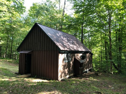 This rustic, 16 x 28’ cabin features